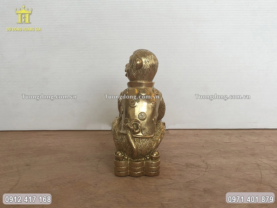Hình ảnh phía sau của bức tượng đồng